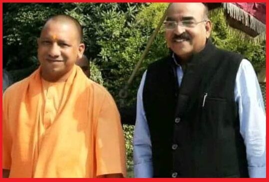 प्रयागराज में 3 साल की बच्ची की मौत के लिए जिम्मेदार अस्पताल मालिक का CM योगी के साथ फोटो वायरल