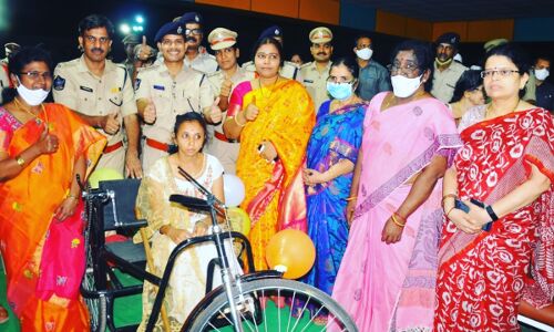 आंध्र में महिला दिवस पर पुलिस ने किए कई कार्यक्रम, मिलेंगी 5 आकस्मिक छुट्टियां आंध्र में महिला दिवस पर पुलिस ने किए कई कार्यक्रम, मिलेंगी 5 आकस्मिक छुट्टियां