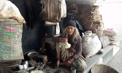 ग्राउंड रिपोर्ट : पेट की आग बुझाने के लिए भीख मांगने को मजबूर बेघर महिलायें, कहती हैं महिला दिवस सिर्फ बड़े लोगों के चोंचले