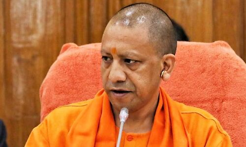 योगी सरकार में 16 मठों और 13 अखाड़ों को आयकर विभाग ने थमाया नोटिस