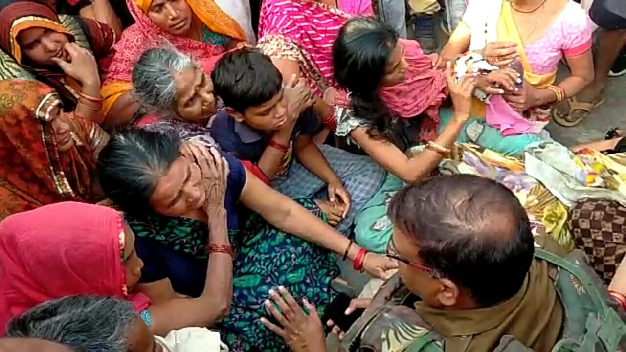 कानपुर गैंगरेप कांड पीड़िता के पिता की अर्थी को बुजुर्ग बाबा ने दिया कंधा तो रो पड़ा पूरा गांव, आरोपियों के लिए मांगी फांसी
