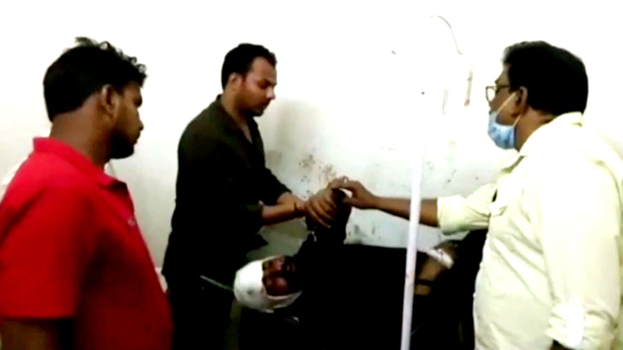 यूपी : ढाबा मालिक और कर्मचारियों ने ग्राम विकास अधिकारी पर लोहे की छड़ से किया हमला, मौत