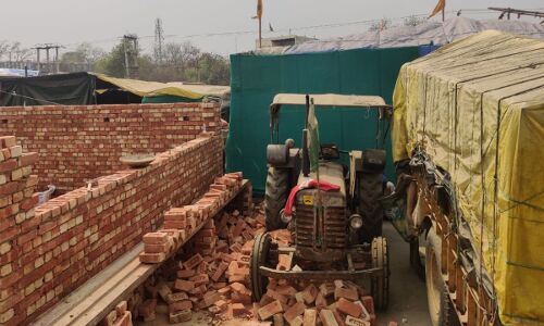 किसानों ने बॉर्डर पर ही बनाने शुरू किए पक्के मकान, गर्मियों से बचने की शुरू हुई तैयारी