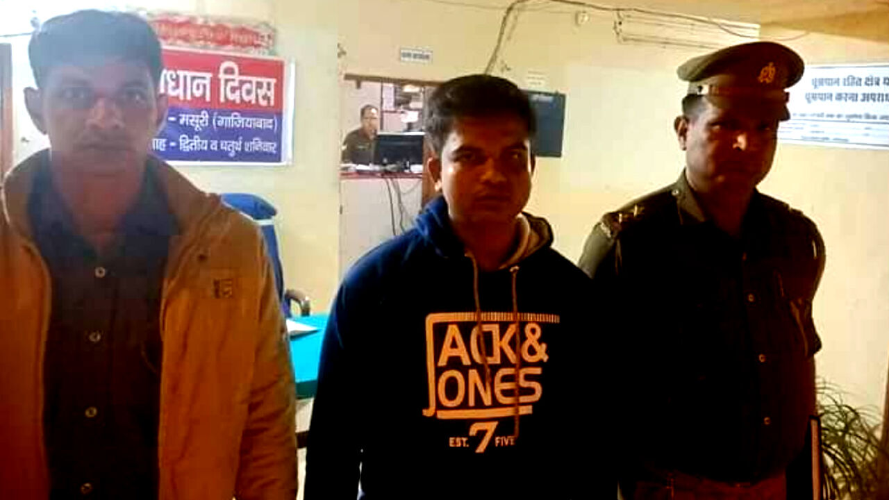 शर्मनाक : प्यासे मुस्लिम युवक ने मंदिर में पिया पानी तो धर्मधुरंधरों ने कर दी पिटाई, आरोपी गिरफ्तार