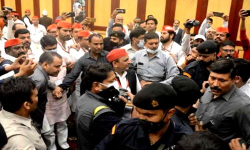 मुरादाबाद: अखिलेश यादव के खिलाफ मारपीट, बलवा और अन्य धाराओं में मामला दर्ज, सपा ने भी दर्ज कराया केस