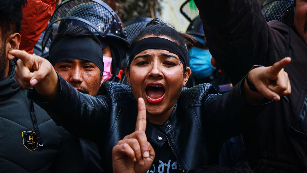 क्रांति के बाद भी नेपाल की राजनीति में हाशिए पर क्यों धकेली जा रहीं महिलायें