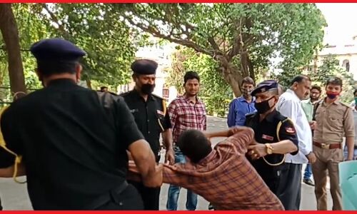 लाइब्रेरी खोलने के लिए धरना दे रहे इलाहाबाद विश्वविद्यालय के छात्रों को चीफ प्रॉक्टर ने बलप्रयोग कर खदेड़ा