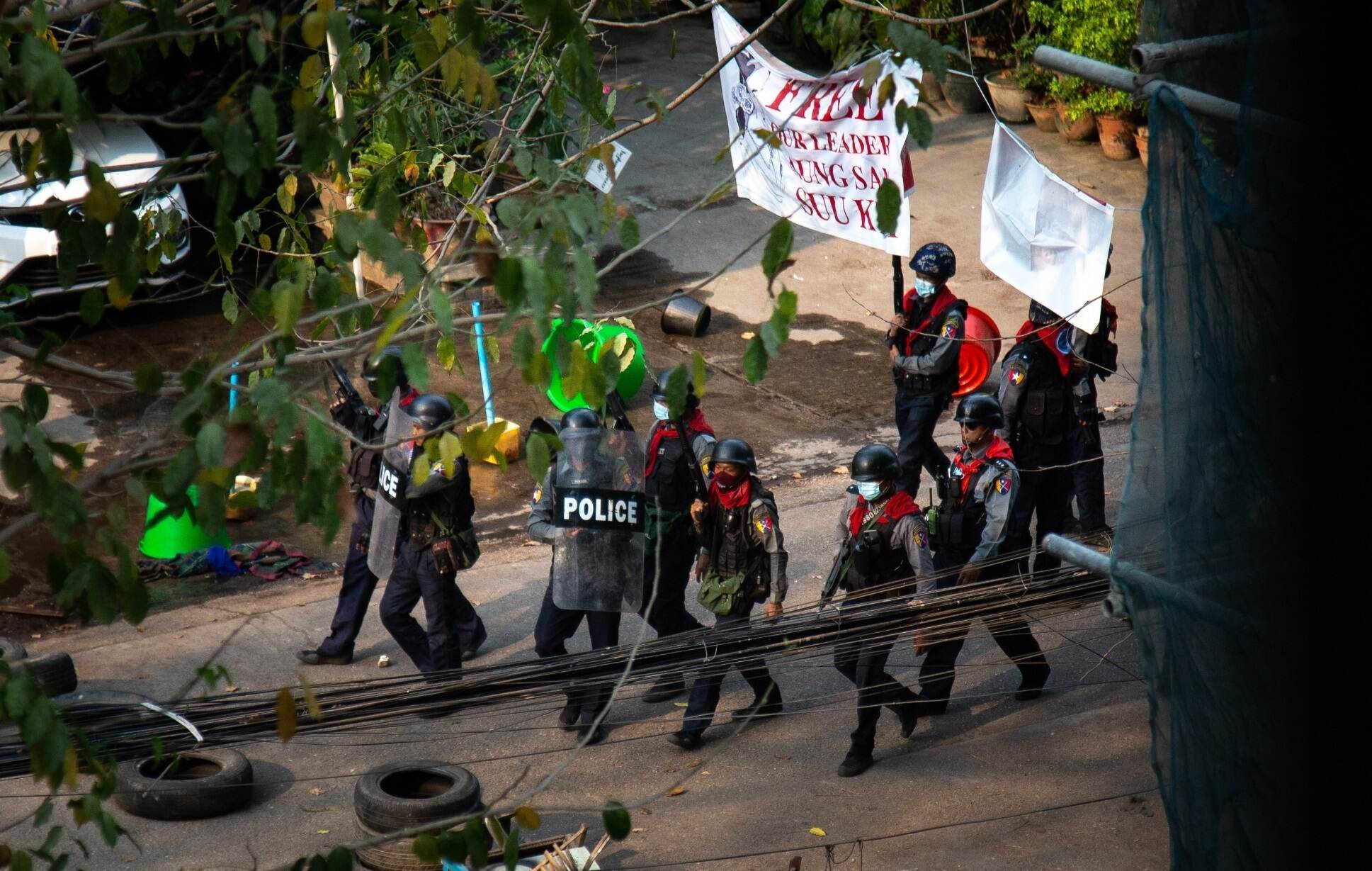म्यांमार में तख्तापलट के विरोध में तेज हुई हिंसा, प्रदर्शनकारियों के अलावा आम नागरिकों को भी मार रही सेना