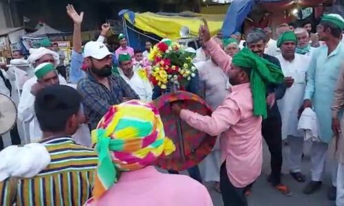 बॉर्डर पर दिखेगी परंपरागत होली, ढोल की थाप पर गाते बजाते पहुंच रहे किसान