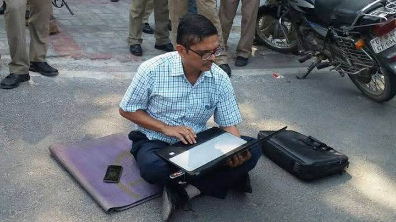 सत्ता से दो-दो हाथ करने वाले आईपीएस अमिताभ ठाकुर कब-कब विवादों में रहे?