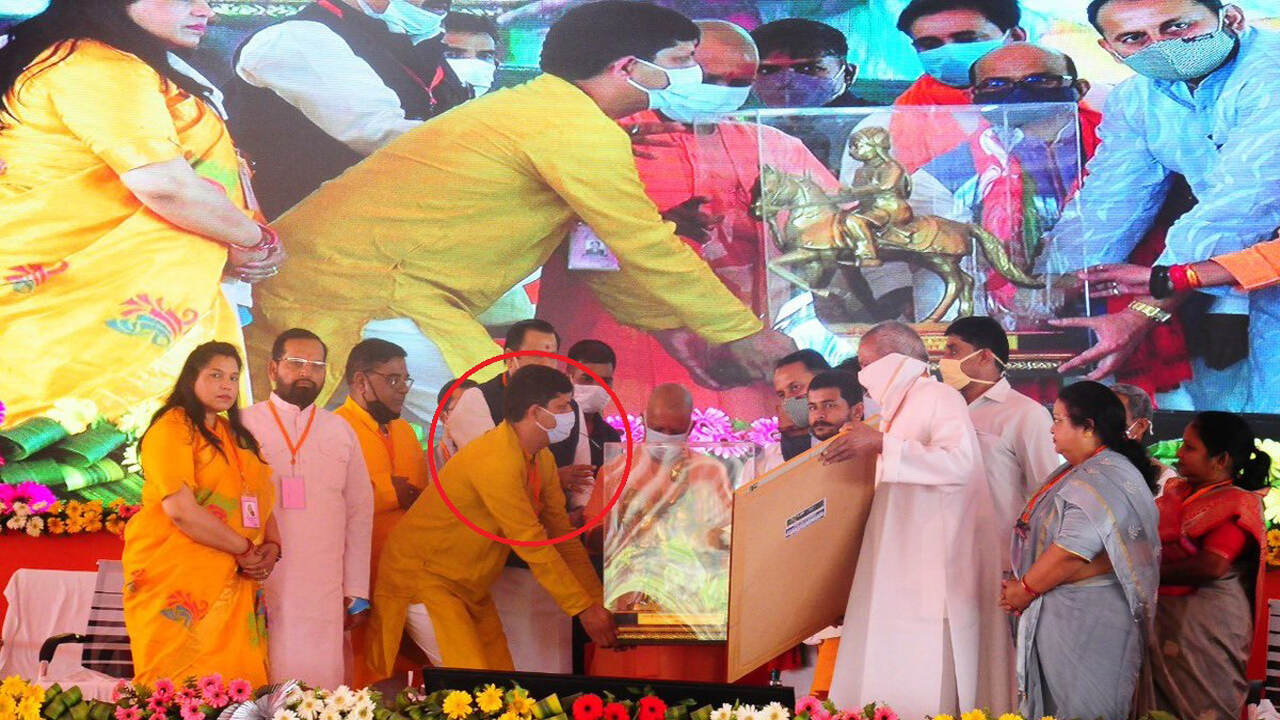हिस्ट्रीशीटर देवेंद्र सिंह गब्बर ने मुख्यमंत्री योगी आदित्यनाथ को किया सम्मानित, साझा किया मंच-सोशल मीडिया पर मचा हंगामा