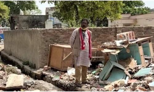 UP : आजमगढ़ में प्रशासन ने पायनियर के वरिष्ठ फोटोग्राफर का कार्यालय ढहाया, पत्रकार ने SDM को भेजा लीगल नोटिस UP : आजमगढ़ में प्रशासन ने पायनियर के वरिष्ठ फोटोग्राफर का कार्यालय ढहाया, पत्रकार ने SDM को भेजा लीगल नोटिस