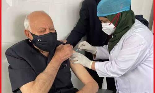 वैक्सीन लगवाने के 28 दिन बाद फारूख अब्दुल्ला हुए कोरोना पॉजिटिव, परिवार गया सेल्फ आइसोलेशन में