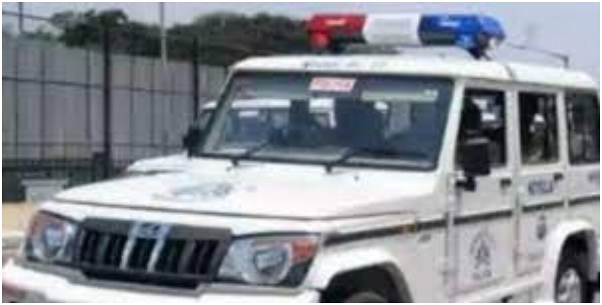 UP : चोरी की गाड़ियों से चलने वाली देवरिया पुलिस के SOG की गाड़ी ले गए चोर, यूपी से बिहार तक जारी है खोज