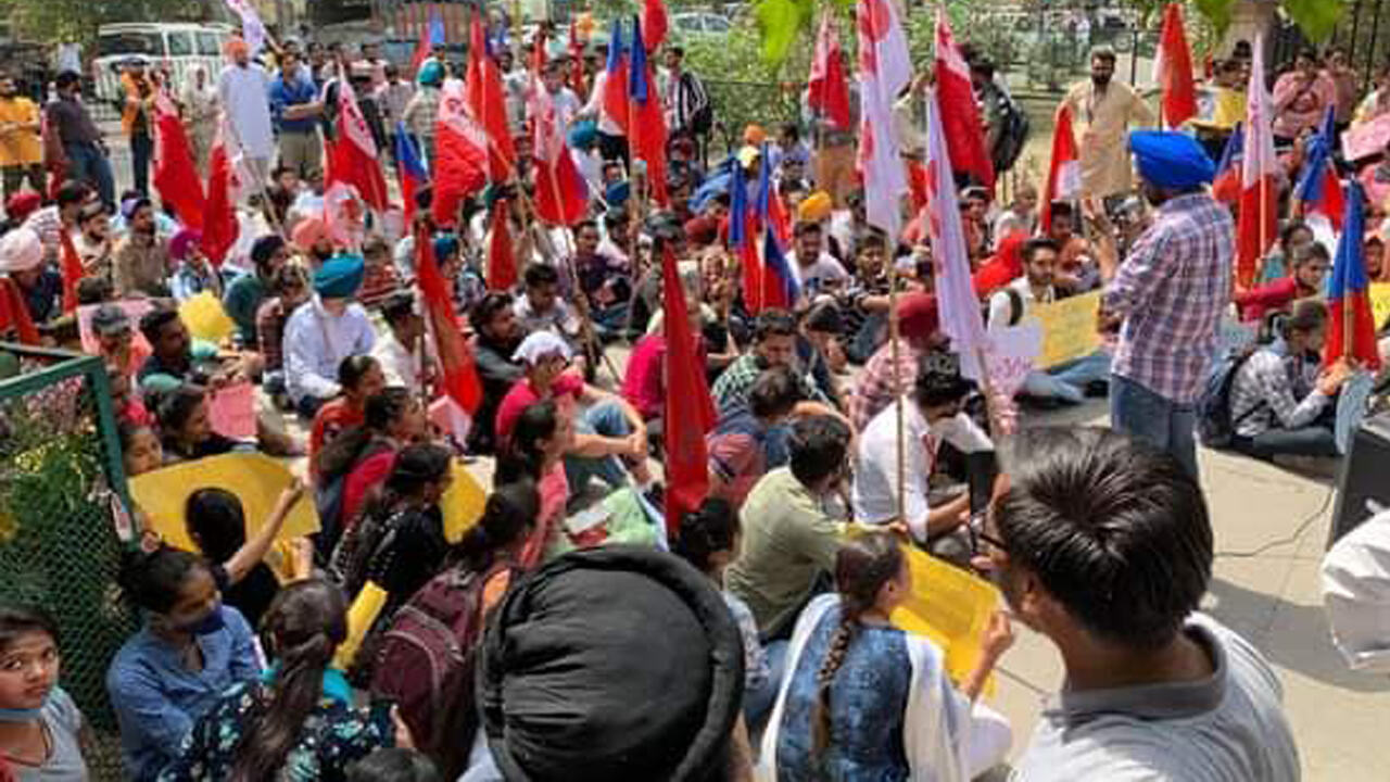 कोरोना के बहाने शिक्षण संस्थान बंद करने के खिलाफ़ पंजाब के 9 छात्र संगठनों ने किया जोरदार विरोध प्रदर्शन