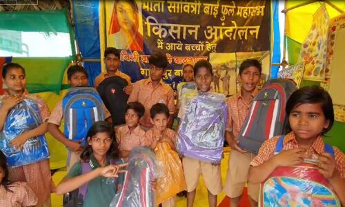 गाजीपुर बॉर्डर पर पाठशाला: बिना फीस की पढ़ाई के लिए हर दिन एडमिशन के लिए आ रहे कूड़ा बीनने वाले बच्चे गाजीपुर बॉर्डर पर पाठशाला: बिना फीस की पढ़ाई के लिए हर दिन एडमिशन के लिए आ रहे कूड़ा बीनने वाले बच्चे