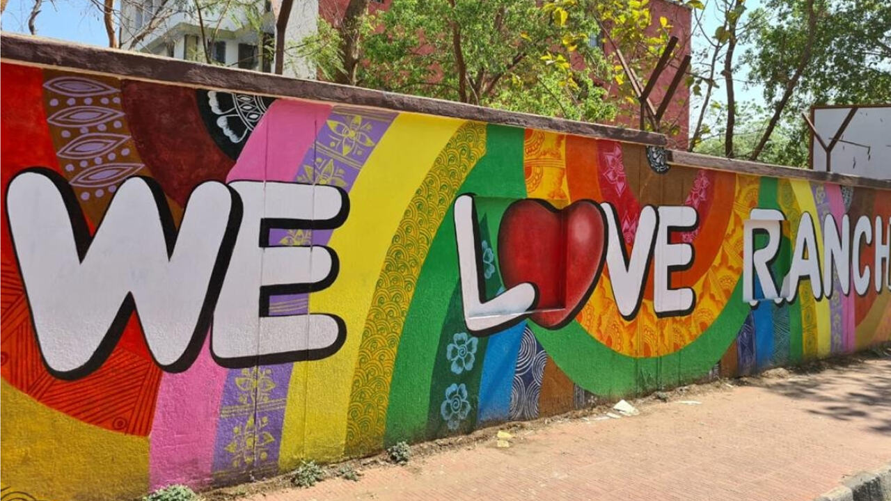 झारखंड : दीवारें बनीं कैनवास, कलाकार उकेर रहे झारखंडी संस्कृति