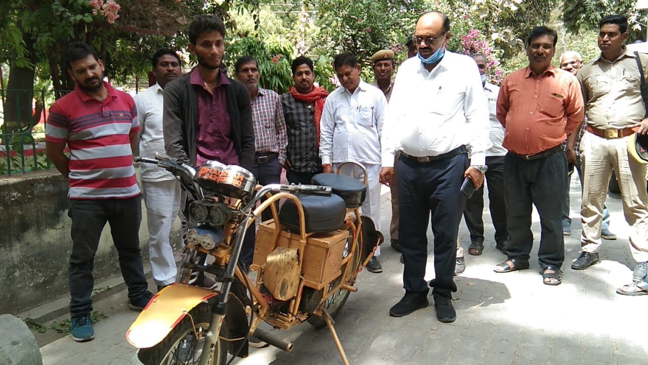 छात्र ने कबाड़ से बनाई बैटरी से चलने वाली बाइक, बिना पेट्रोल 4 घंटे चार्जिंग के बाद तय होगा 50 किमी का सफर
