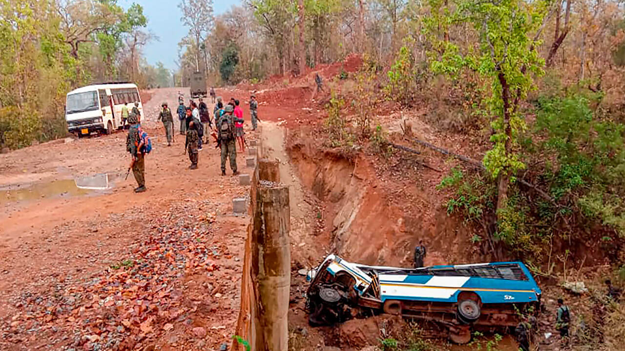 छत्तीसगढ़ में नक्सलियों के साथ मुठभेड़ में पांच जवान शहीद