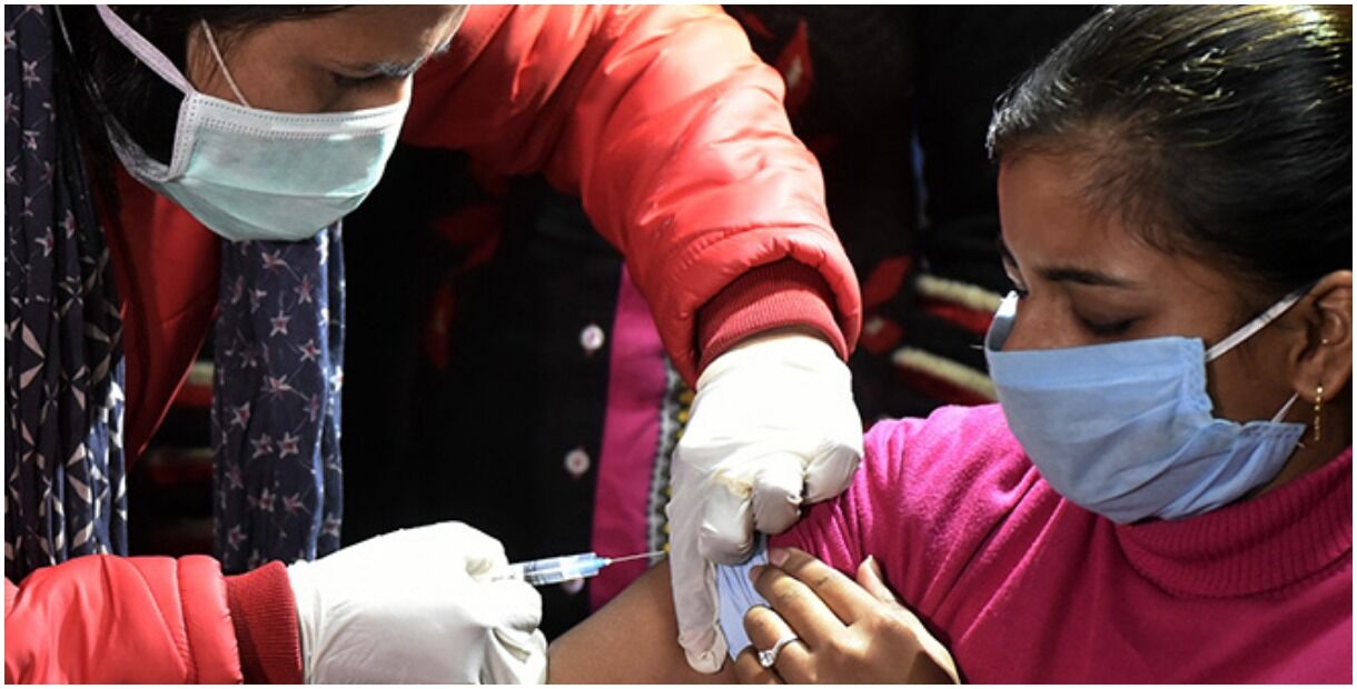 पीएम-सीएम करते हैं हवाई बातें, वैक्सीन की किल्लत के बीच आखिर कैसे मनेगा टीकोत्सव