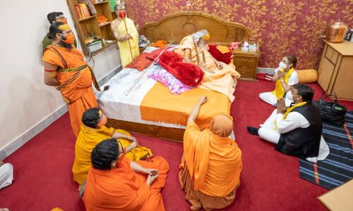 अखिलेश यादव ने 6 साल पुराने मामले में साधु-संतों से मांगी माफी, शंकराचार्य से लिया आशीर्वाद