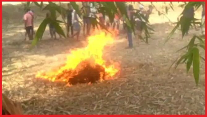बिहार : भोजपुर में विक्षिप्त ने बुजुर्ग को पीट-पीटकर मार डाला, शव जला रहा था तो लोगों ने पीटकर उसकी भी ले ली जान