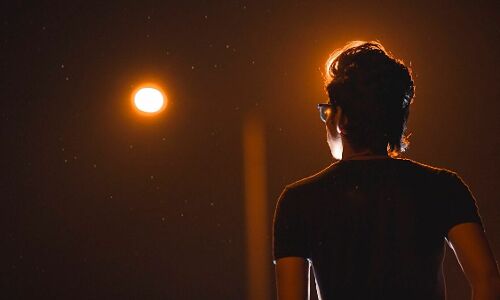 कोरोना में लगे लॉकडाउन से पति की गई नौकरी तो बन गया जिगोलो, पत्नी ने दी तलाक की अर्जी