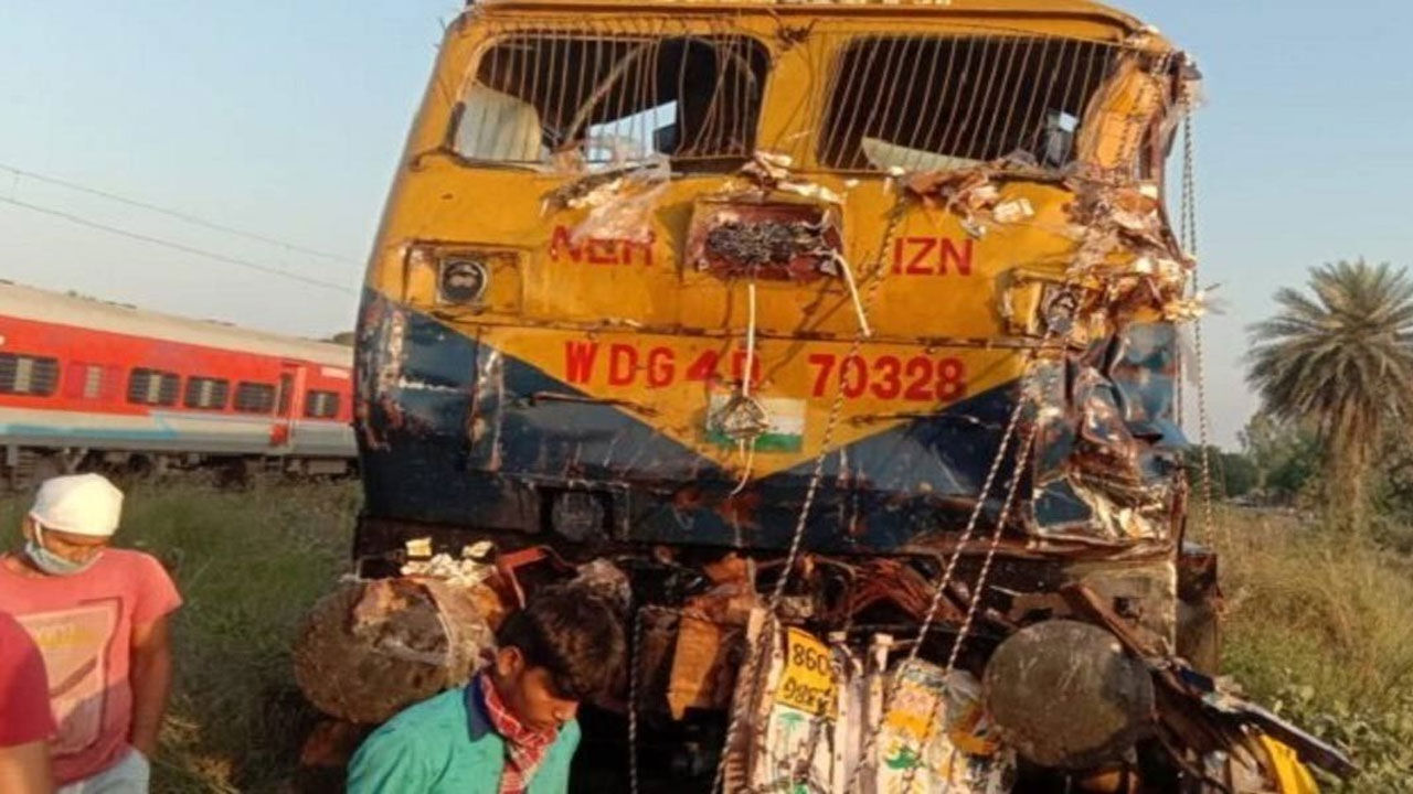 शाहजहांपुर में गेटमैन की लापरवाही से हुआ बड़ा हादसा, कई वाहनों पर चढ़ी ट्रेन 5 की मौत कई घायल