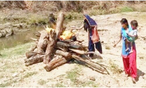 झारखण्ड के लातेहार में माँ ने मासूम को गोद में लेकर सजाई पति की चिता तो कहीं रिश्तेदार नहीं आए तब रोजेदारों ने दिया कांधा