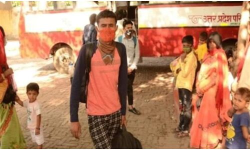 20 हजार में गृहस्थी बेचकर गुजरात से वापस आया परिवार, बोला लूट मची है 5 का सामान 20 में मिल रहा