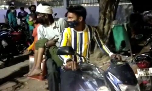 ऑक्सीजन न मिलने से 19 साल की लड़की ने तोड़ा दम, मौत के बाद बेटी का शव बाइक से घर लाए पिता