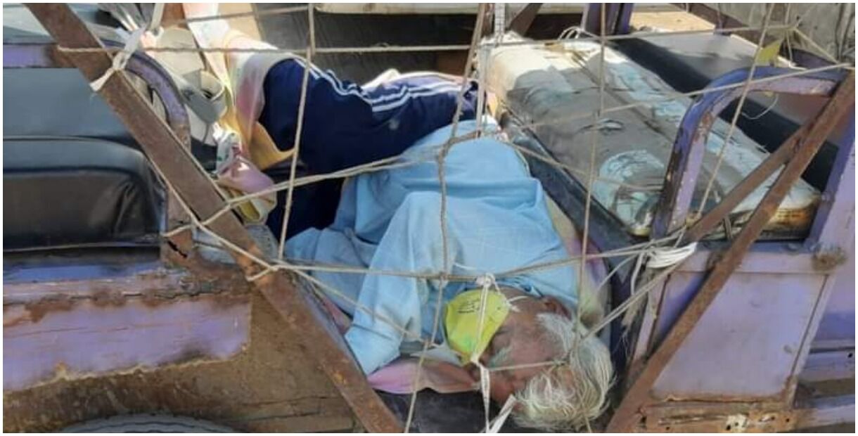 पिता के अंतिम संस्कार में मंहगी एंबुलेंस से हारा बेटा, मजबूरन ई-रिक्शा में ले जाना पड़ा शव पिता के अंतिम संस्कार में मंहगी एंबुलेंस से हारा बेटा, मजबूरन ई-रिक्शा में ले जाना पड़ा शव