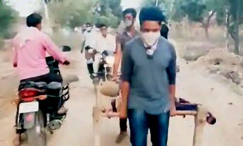 परिवारवालों ने कंधा देने से किया इनकार तो चारपाई पर ही मां का शव लेकर श्मशान पहुंचा बेटा