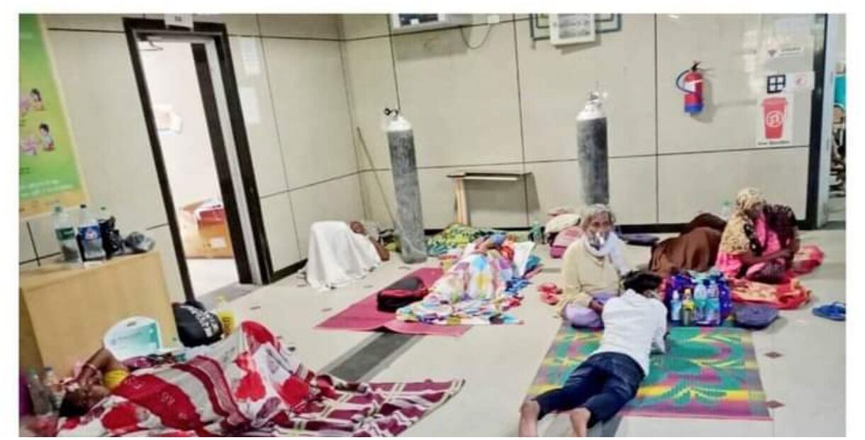 हवा हो रहे CM योगी के दावे, मेडिकल कॉलेज मेरठ में बेड का अभाव, फर्श पर लेटे हैं मरीज