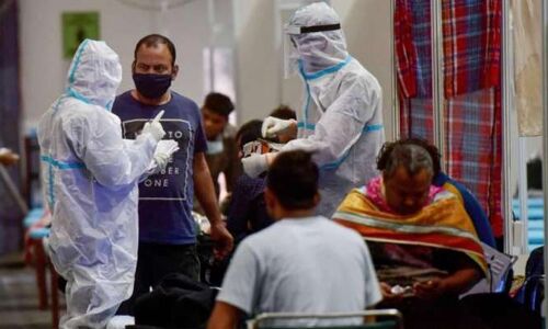 नोएडा : कोरोना संक्रमित पिता की उखड़ने लगी सांसें तो बीमार बेटे ने अस्पताल में अपना बेड छोड़ा