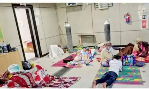 हवा हो रहे CM योगी के दावे, मेडिकल कॉलेज मेरठ में बेड का अभाव, फर्श पर लेटे हैं मरीज