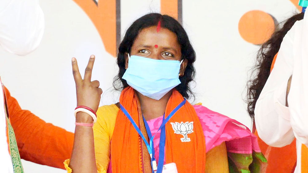 दिहाड़ी मजदूर की पत्नी चंदना बाउरी हुई सोशल मीडिया पर वायरल, भाजपा के टिकट पर पहुंची हैं विधानसभा
