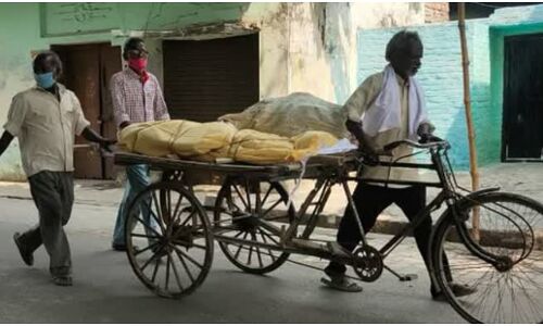 UP : बेटी की मौत के बाद नहीं मिले चार कंधे, रोते हुए पिता ने रेहड़ी पर ले जाकर किया अंतिम संस्कार