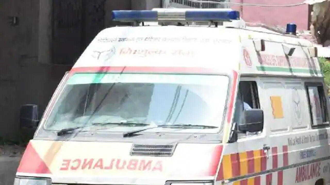 एंबुलेंस में तड़पती मां को बचाने के लिए गिड़गिड़ाता रहा बेटा, डॉक्टरों ने मुंह मोड़ा तो बिना इलाज लौटा घर