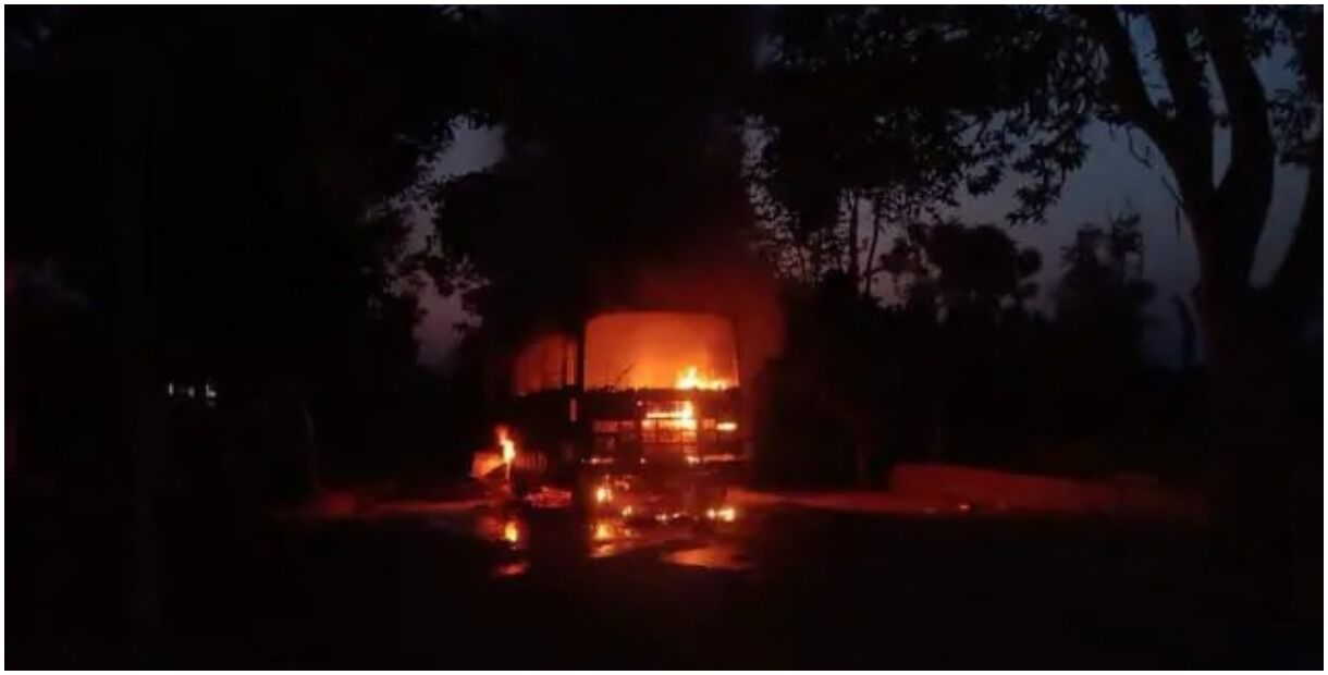 गोरखपुर में जीते प्रत्याशी के बताया हारा, समर्थकों ने पेट्रोल डालकर PAC की बस सहित पुलिस चौकी को लगाई आग