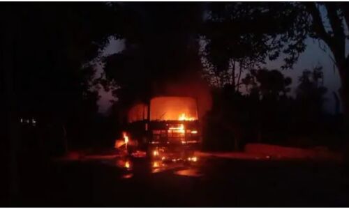 गोरखपुर में जीते प्रत्याशी के बताया हारा, समर्थकों ने पेट्रोल डालकर PAC की बस सहित पुलिस चौकी को लगाई आग