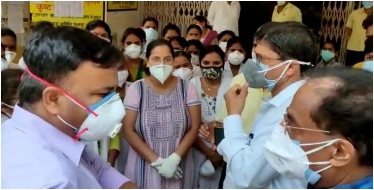 झारखण्ड में इलाज के दौरान कोरोना संक्रमित महिला की मौत, परिजनों ने नर्स को पीटकर महिला डॉक्टर के फाड़े कपड़े