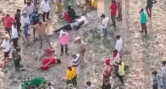 मध्य प्रदेश से प्रयागराज पहुँचा परिवार, फिर एकसाथ सभी ने नदी में लगाई छलांग