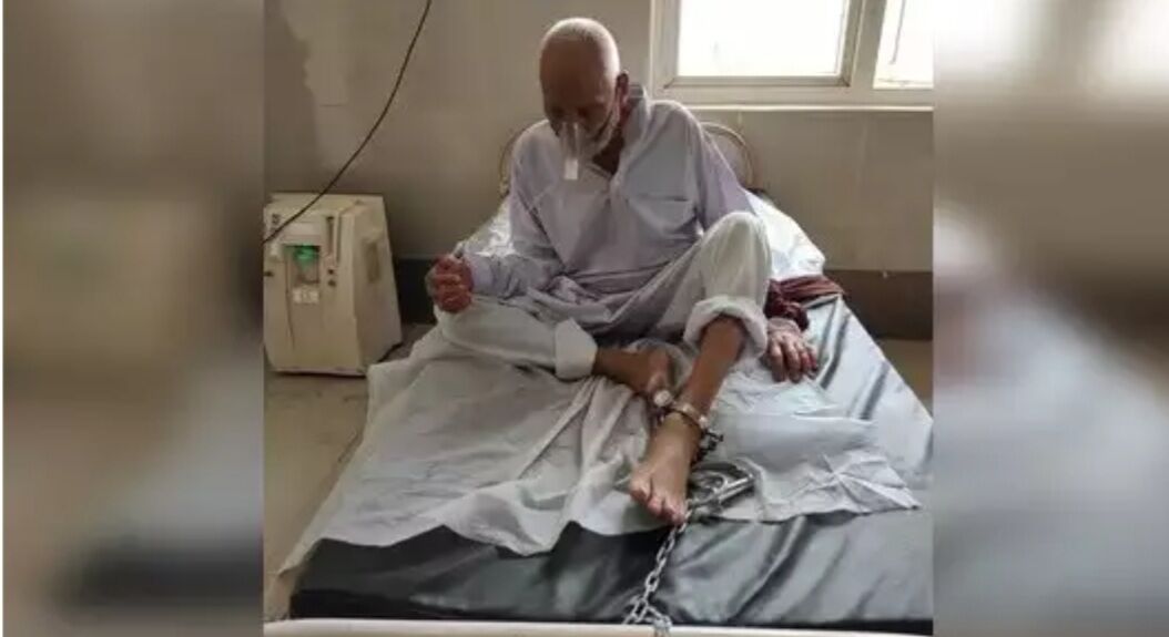 इलाज के दौरान 85 साल के बुजुर्ग को पुलिस ने बेड़ियों के साथ बेड से बांधा, वीडियो वायरल हुआ तो हुई कार्रवाई