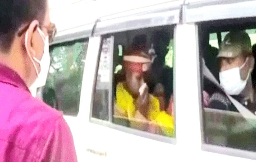 यूपी: बिना मास्क पहने ससुराल जा रहीं 3 दुल्हनों पर प्रशासन ने लगाया जुर्माना, मास्क पहनाकर किया रवाना