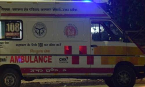 यूपी : आधे रास्ते में कोरोना मरीज से बोला एंबुलेंस चालक, 2000 रुपये और दो नहीं तो सड़क पर उतार दूंगा यूपी : आधे रास्ते में कोरोना मरीज से बोला एंबुलेंस चालक, 2000 रुपये और दो नहीं तो सड़क पर उतार दूंगा