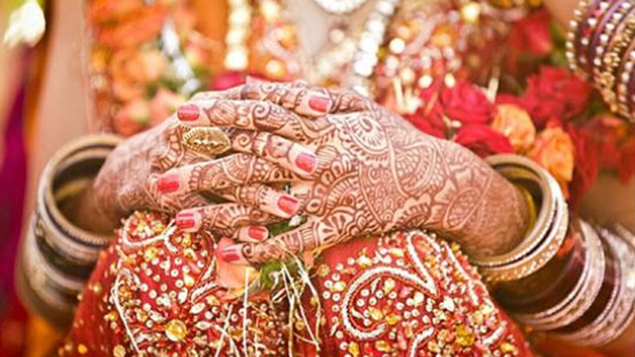 यूपी : कुल्हाड़ी की नोंक पर पूर्व प्रेमी ने भरी दुल्हन की मांग, शादी के मंच पर मचा बवाल