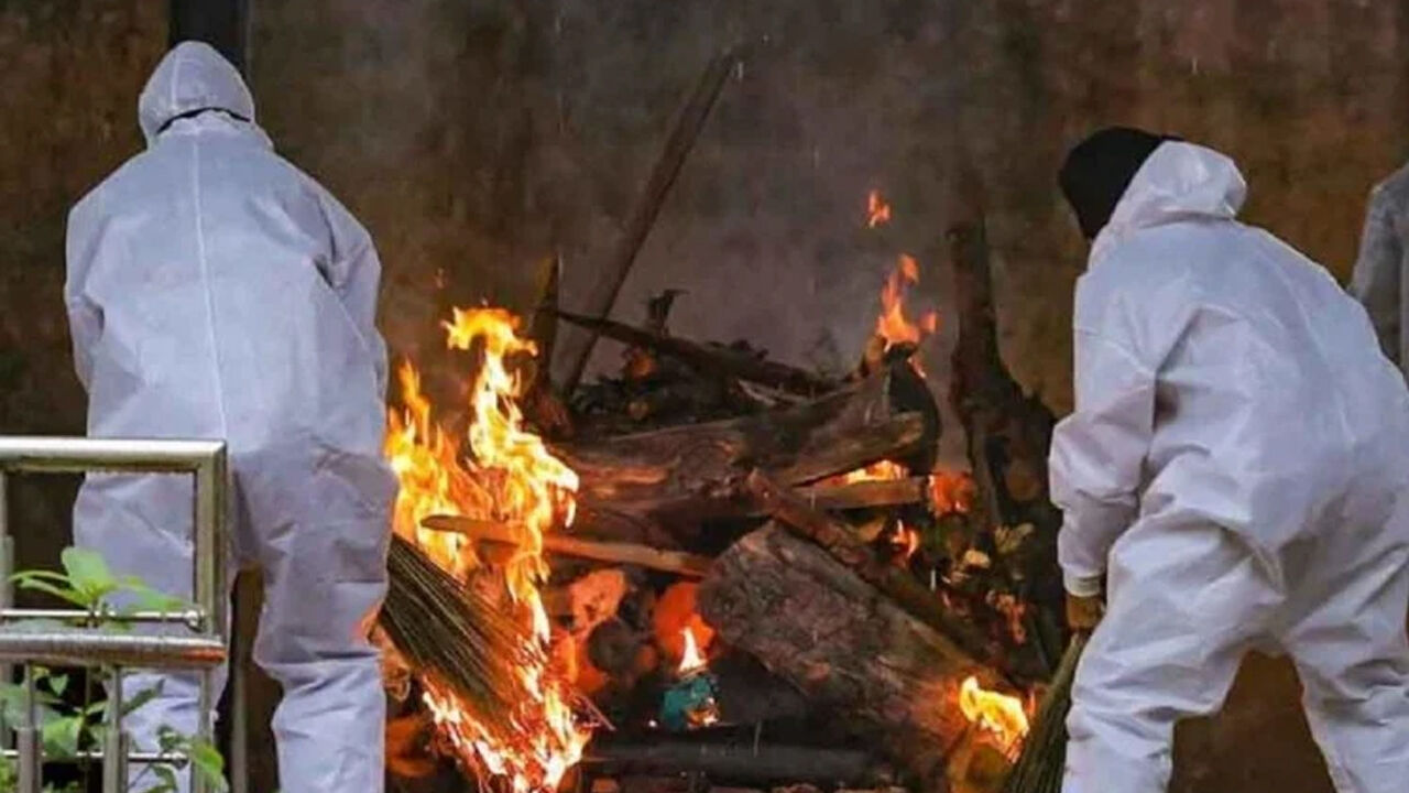 गुजरात : 71 दिनों में जारी किए गए 1.23 लाख मृत्यु प्रमाण पत्र, लेकिन सरकारी आंकड़ों में कोरोना से सिर्फ 4 हजार मौतें