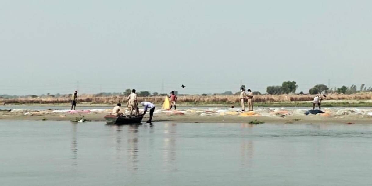 उत्तर प्रदेश में गंगा के किनारे मिले हजारों शव, कुत्ते नोंच रहे लाशों को