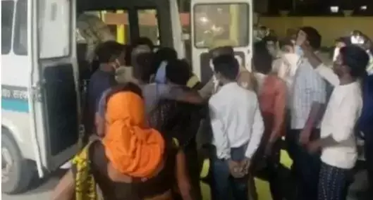 यूपी: अस्पताल में महिला की मौत, गुस्साए परिजनों ने डॉक्टरों को दौड़ा-दौड़ाकर पीटा, जमकर तोड़फोड़